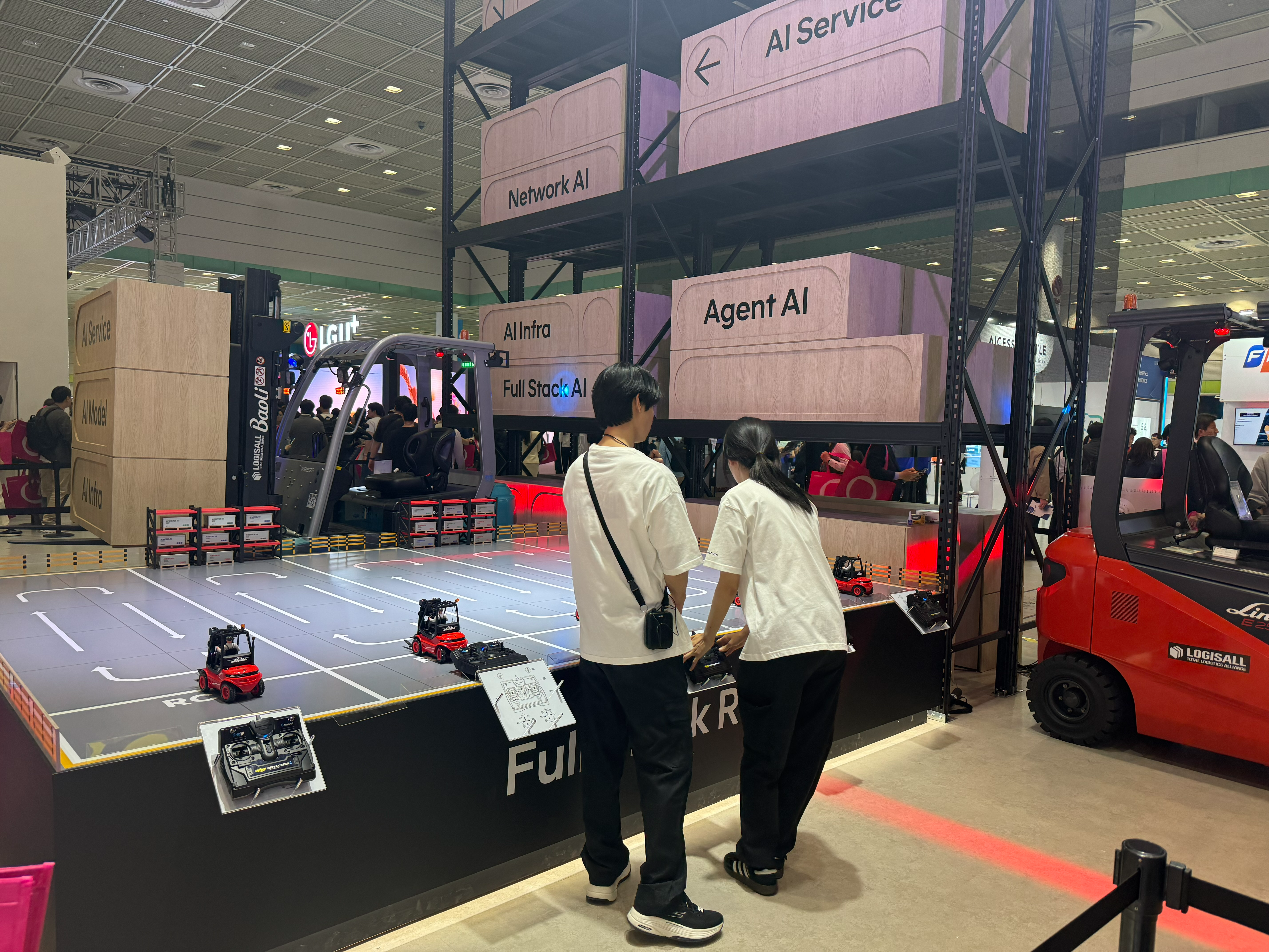 SKT 부스 AI Service / AI Model / AI Infra의 Full Stack AI 컨셉