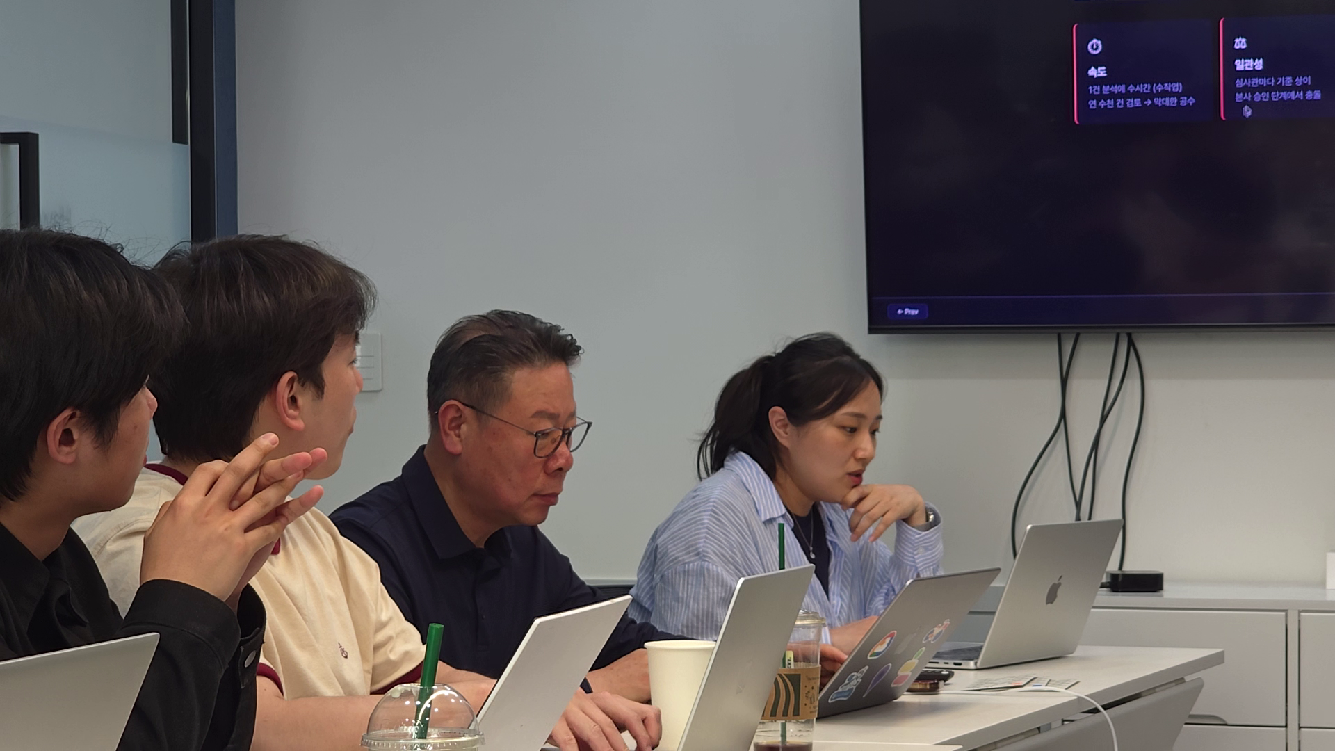 SiteWise AI 실제 화면 캡처. 지도 위에 후보지 분석 결과(7개 도메인 점수, 출점 판정)가 표시된 대시보드.